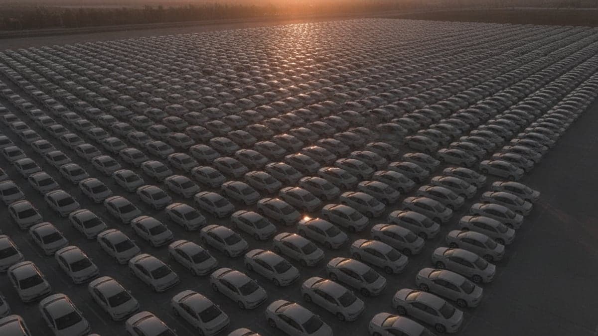 Neuwagen in geometrischen Reihen auf einem Logistik-Verteilplatz aus der Vogelperspektive
