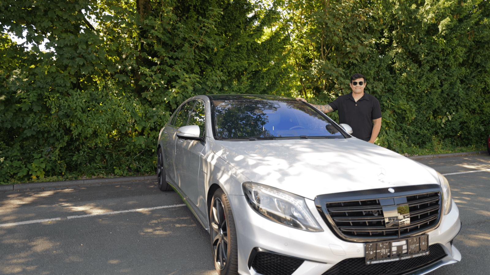 Gründer Phillip Wolf mit seinem ersten importierten Fahrzeug, einem Mercedes-AMG S 63